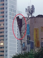 강풍에 부러진 교회 첨탑