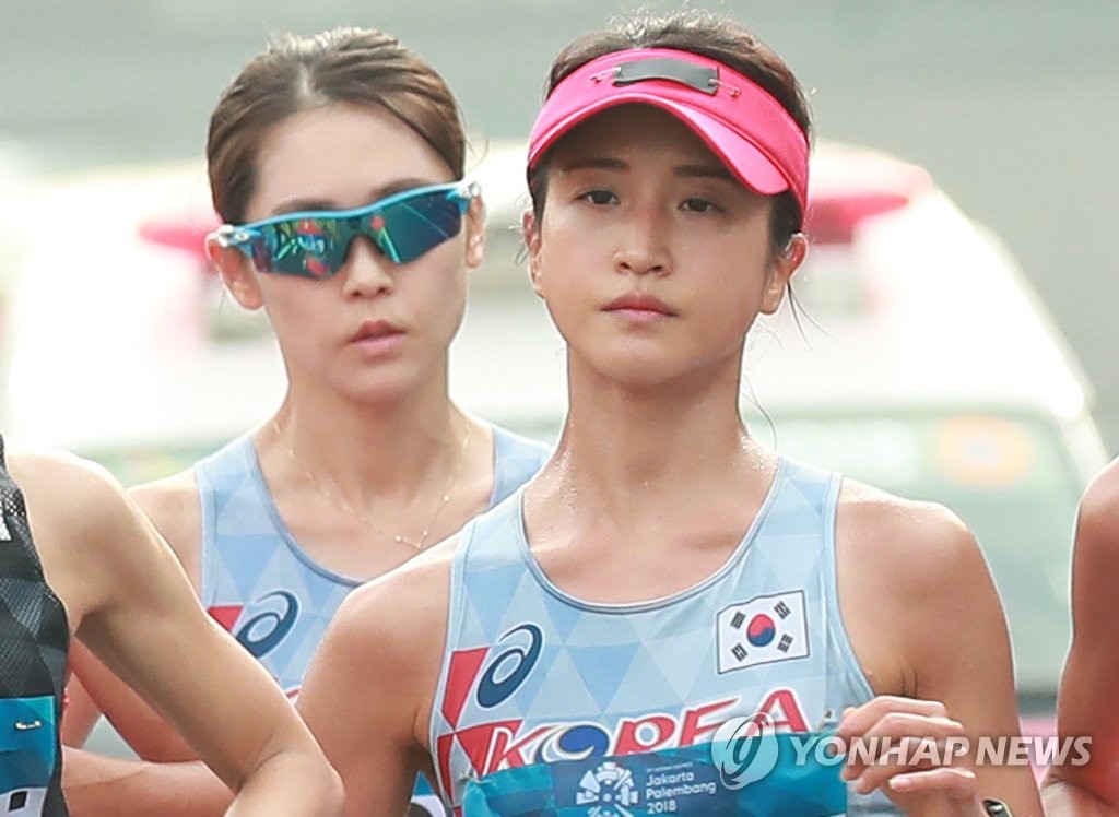 도쿄올림픽 마라톤 기준 기록 통과를 노리는 김도연(앞)과 이미 통과한 최경선(뒤)