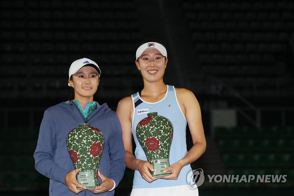 Han Na-rae (left) and Choi Ji-hee winning the 2018 Korea Open doubles title.