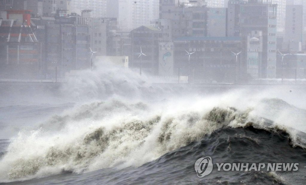 지난해 10월 부산에서 발생한 해일