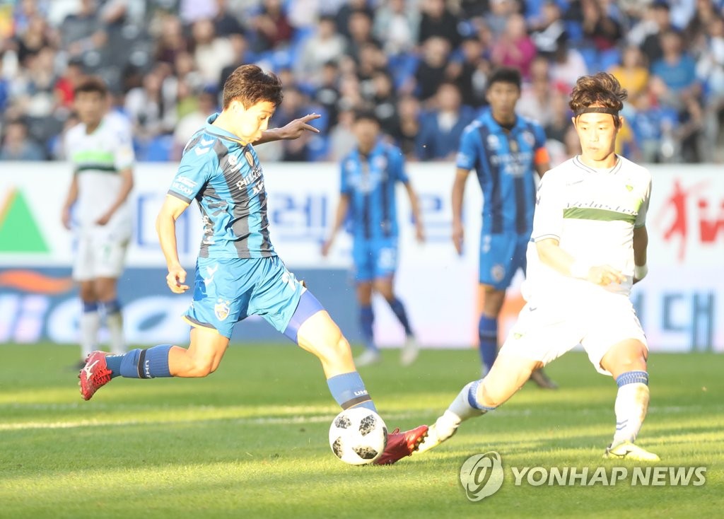 This file photo taken on Oct. 7, 2018, shows Ulsan Hyundai midfielder Han Seung-gyu (L) playing against Jeonbuk Hyundai Motors in a K League 1 match in Ulsan. (Yonhap)