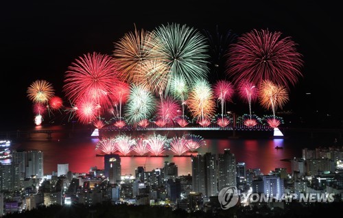 불꽃축제 관람 부산 앞바다에 130여척 집결…안전관리 비상