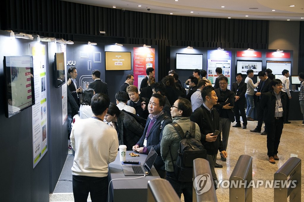 Business representatives attend a ICT tech and service gathering in Seoul on Oct. 30, 2018, hosted by South Korean communications companies. (Yonhap)