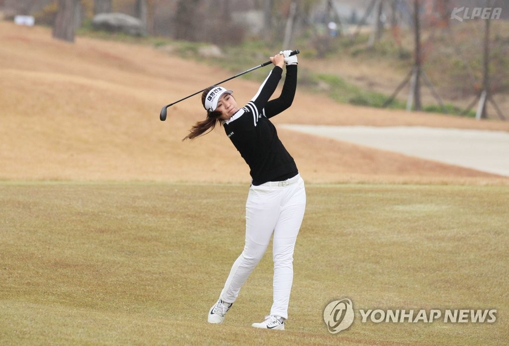 In this file photo provided by the Korea LPGA on Nov. 11, 2018, Lee Jeong-eun hits a second shot at the 18th hole during the final round of the ADT Caps Championship at Ferrum Club in Yeoju, 100 kilometers southeast of Seoul. (Yonhap)