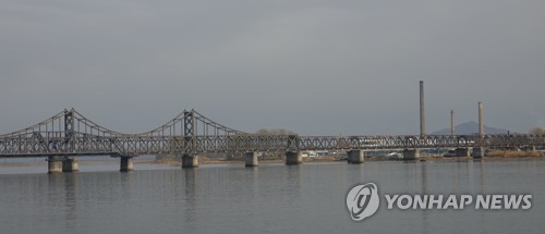 중국 단둥에서 바라본 북한 신의주 굴뚝 시설