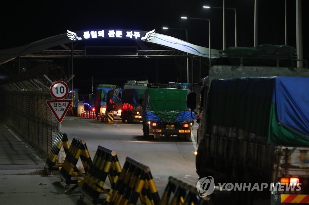 防除用薬剤を載せ、北朝鮮に向かう車両＝２９日、坡州（聯合ニュース）