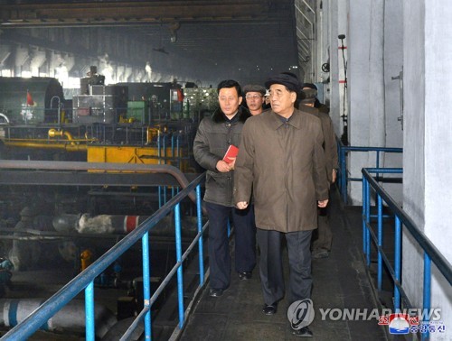 El primer ministro norcoreano inspecciona una central eléctrica