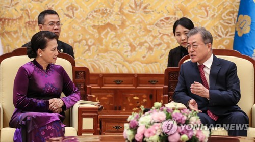 Moon rencontre la présidente de l'Assemblée nationale du Vietnam