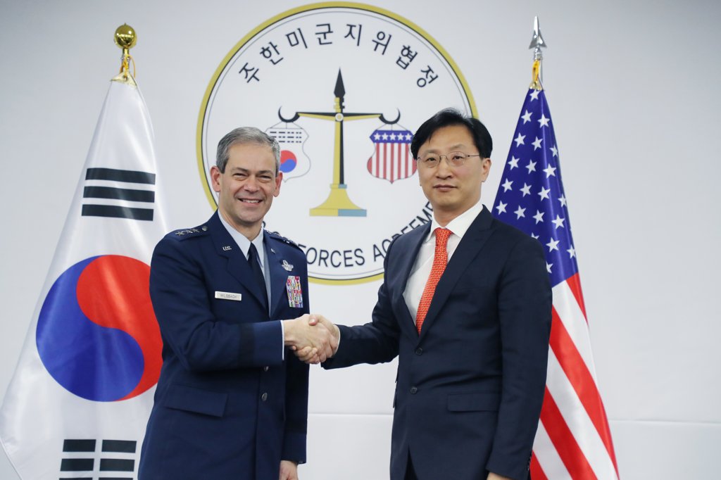 Kim Tae-jin (R), the director general of the North American Affairs Bureau at the foreign ministry, shakes hands with LT. Gen. Kenneth S. Wilsbach, deputy commander of the U.S. Forces Korea before their talks on issues related to the SOFA, which governs the legal status of some 28,500 American troops in Korea, at Pyeongtaek City Hall, some 70 kilometers south of Seoul on Dec. 11, 2018, in this photo provided by the ministry. (Yonhap)