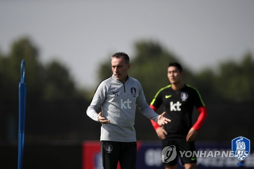 In this photo provided by the Korea Football Association (KFA), South Korea national football team head coach Paulo Bento gives directions to his players during training at Sheikh Zayed Stadium in Abu Dhabi, UAE, on Dec. 25, 2018. (Yonhap)