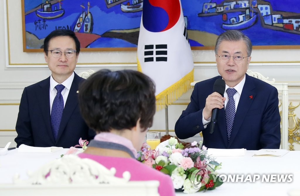 문 대통령, 여당 원내대표단과 오찬