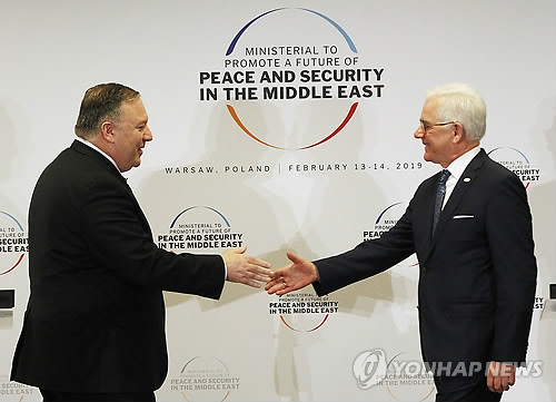 폴란드 외교장관과 악수하는 폼페이오…"김정은 비핵화 이행할 시간"