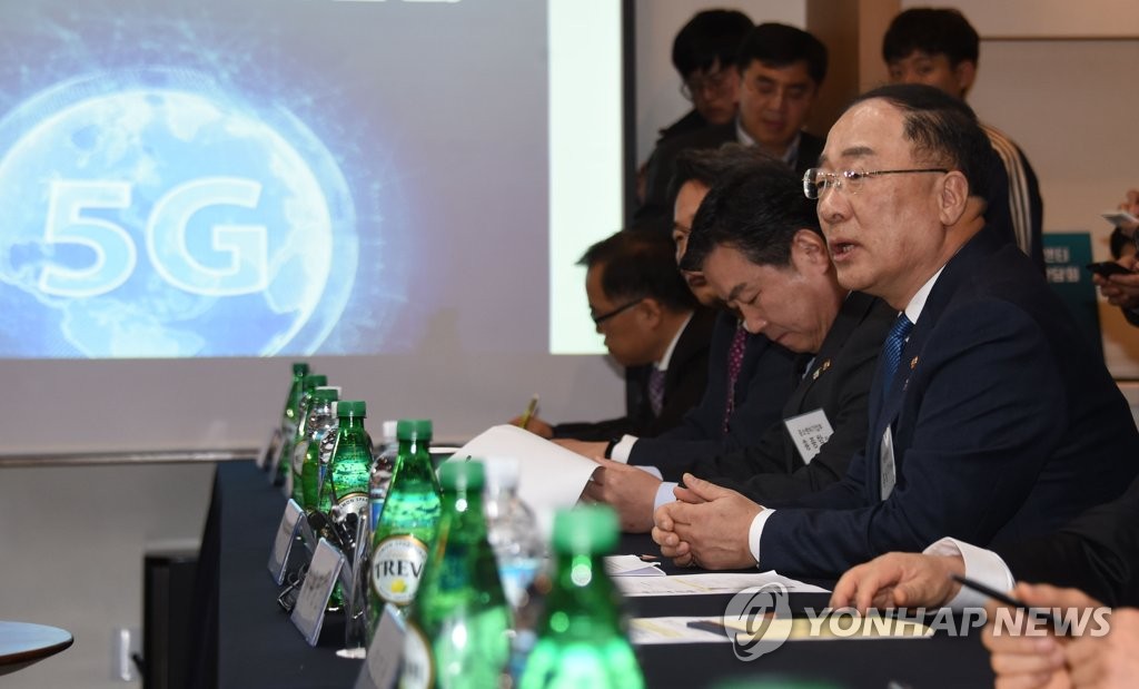 Finance Minister Hong Nam-ki (R) speaks at a 5G technology conference in Gwacheon, south of Seoul, on Feb. 20, 2019. (Yonhap)