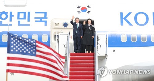 (LEAD) Moon arrive aux Etats-Unis pour rencontrer Trump