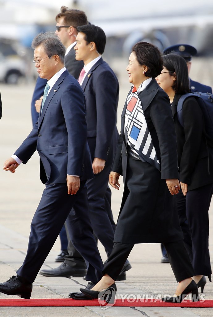 South Korean President Moon Jae-in (L) makes his way out of Joint Base Andrews on April 10, 2019, to begin his two-day visit to Washington for a bilateral summit with U.S. President Donald Trump. (Yonhap)