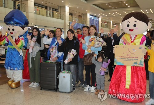 Welcoming Thai tourists