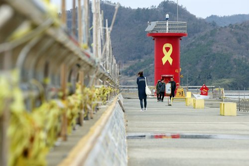  S. Koreans grieve in memory of victims of Sewol ferry sinking on its 5th anniv.