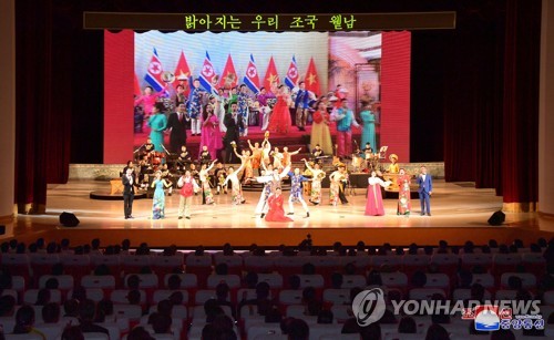 Vietnam art troupe in NK