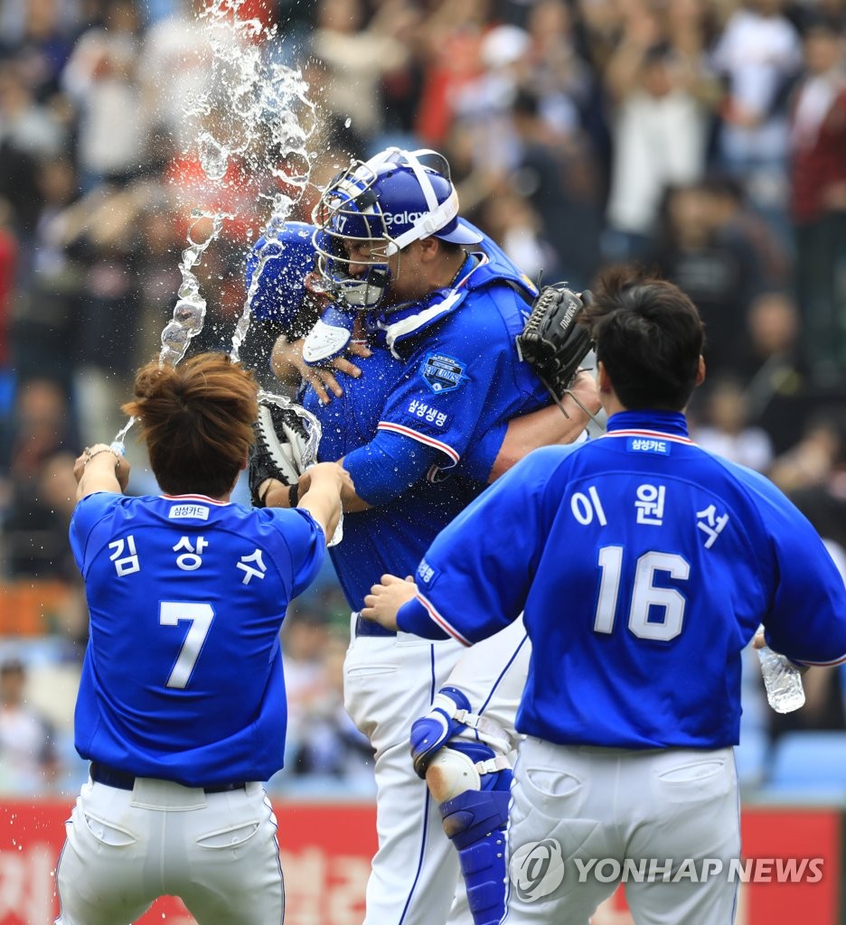Deck McGuire of the Samsung Lions (2nd from L) embraces his catcher Kang Min-ho in celebration of his no-hitter against the Hanwha Eagles in a Korea Baseball Organization regular season game at Hanwha Life Eagles Park in Daejeon, 160 kilometers south of Seoul, on April 21, 2019, in this photo provided by the Lions. (Yonhap)