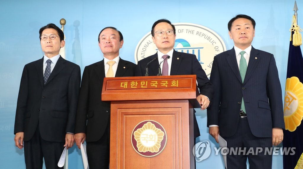 Hong Young-pyo (2nd from R), floor leader of the ruling Democratic Party, and his counterparts from three smaller parties hold a press conference at the National Assembly on April 22, 2019, after they agreed to fast-track bills on electoral reform and the establishment of a unit to investigate high-ranking government officials over allegations of corruption. (Yonhap)