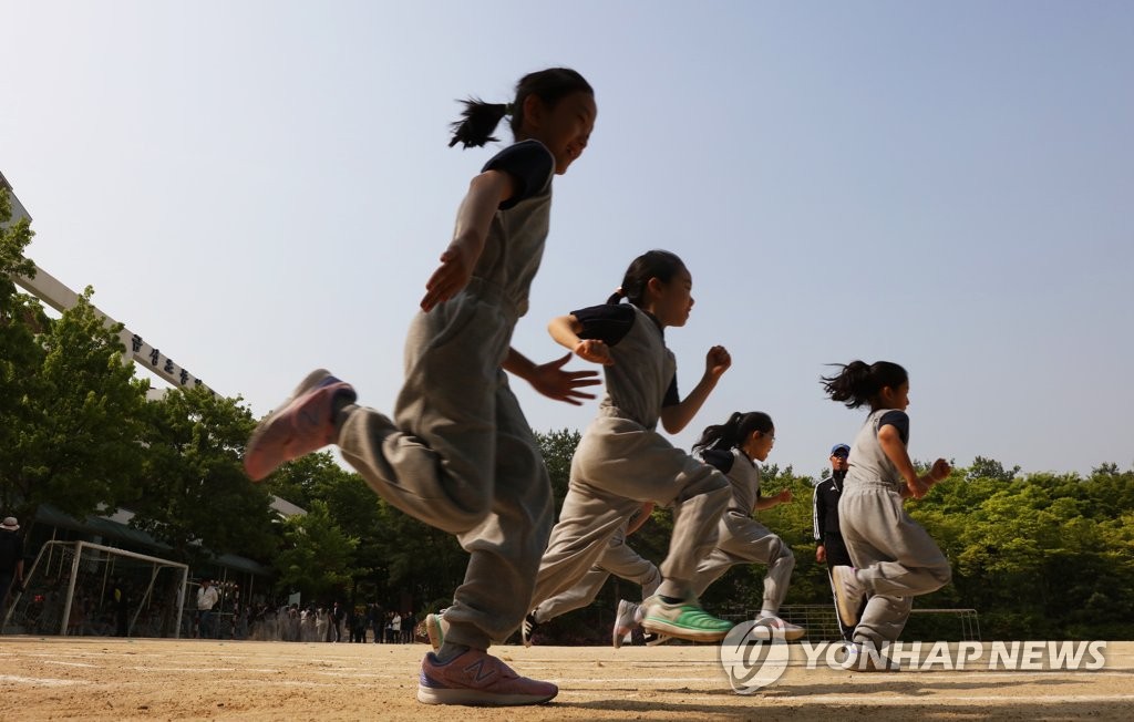 달리기를 하는 초등학교 여학생들 [연합뉴스 자료사진]