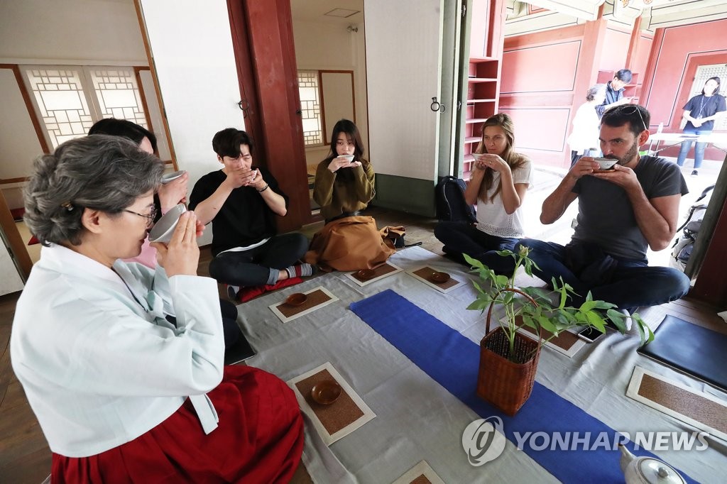 韓国の茶道を体験する外国人観光客（資料写真）＝（聯合ニュース）