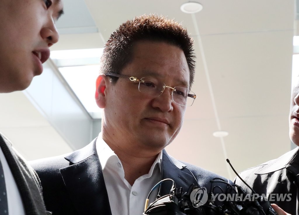'묵묵부답' 검찰 소환된 윤중천