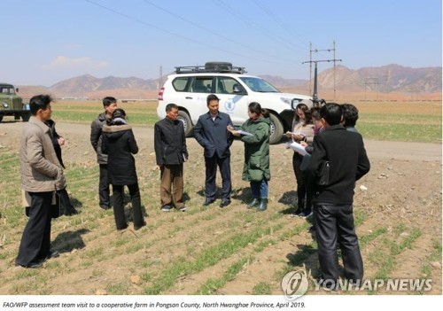 2019년 4월 북한 황해북도에서 식량 상황을 조사하는 유엔 식량농업기구(FAO)와 세계식량계획(WFP) 조사단. [연합뉴스 자료사진]