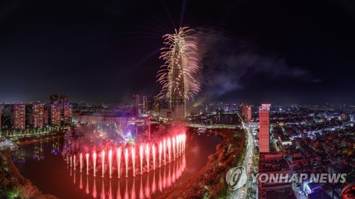 Fuegos de artificio en la Lotte World Tower