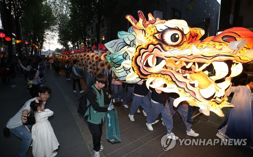 This file photo taken on May 8, 2016, shows participants carrying a dragon-shaped lantern during a lantern lighting festival in central Seoul. (Yonhap)
