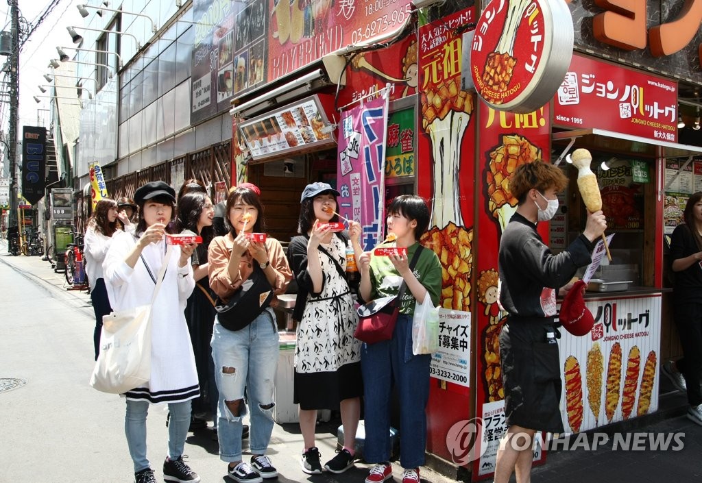 東京・新大久保で韓国グルメの食べ歩きを楽しむ女性たち（資料写真）＝（聯合ニュース）