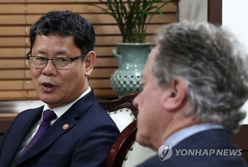 金錬鉄・統一部長官（左）は１３日、ＷＦＰのビーズリー事務局長と会談し、北朝鮮に対する食糧支援などについて意見交換した（資料写真）＝１３日、ソウル（聯合ニュース）