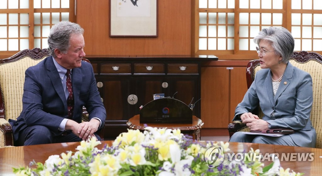 This photo, taken on May 13, 2019, shows Foreign Minister Kang Kyung-wha talking with David Beasley, executive director of the World Food Programme, at the foreign ministry in Seoul. (Yonhap)