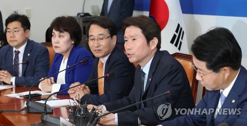 與 "한국, 그만 떼 쓰고 국회 복귀를"…대야 '강·온' 병행