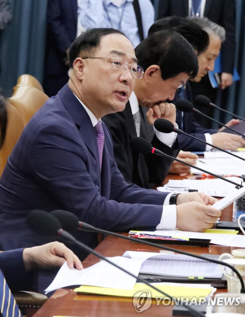 Hong Nam-ki, the minister of economy and finance, speaks in a meeting with officials at a government building in Seoul on May 20, 2019. (Yonhap)