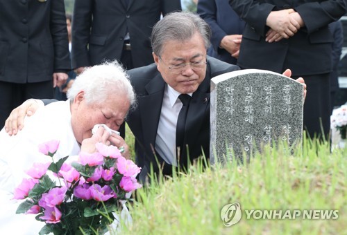 Moon consuela al familiar de una víctima de la represión del levantamiento de Gwangju