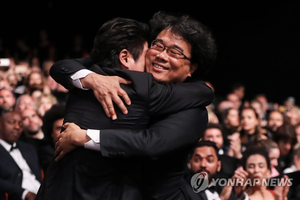 기쁨 나누는 봉준호 감독과 배우 송강호