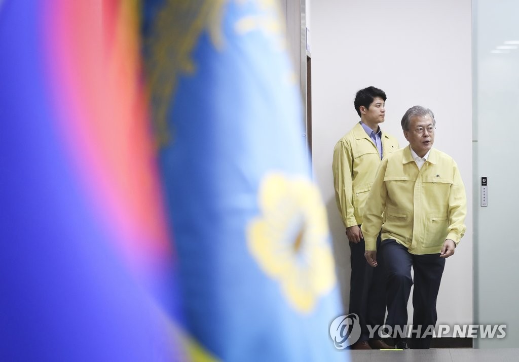 President Moon Jae-in enters the underground bunker at Cheong Wa Dae in Seoul for a National Security Council meeting on May 29, 2019, in this photo provided by his office. (Yonhap)
