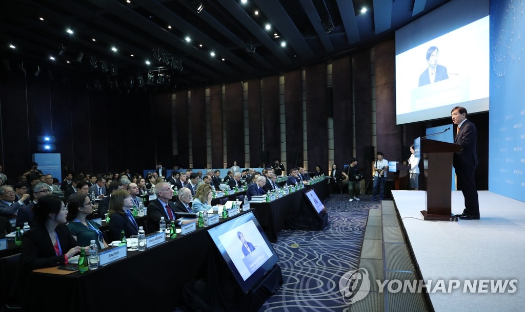 Bank of Korea Gov. Lee Ju-yeol delivers the opening speech at an international conference hosted by the South Korean central bank in Seoul on June. 3, 2019. (Yonhap)