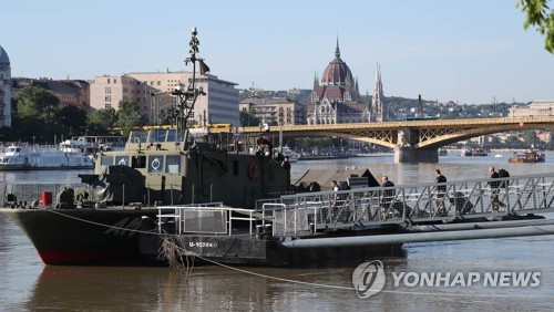 (LEAD) Des plongeurs vont évaluer la situation dans le Danube avant les opérations de recherche