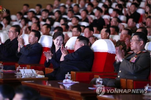 군인가족예술소조경연 관람하는 김정은과 리설주