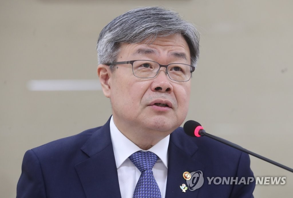 This file photo shows Labor Minister Lee Jae-kap. (Yonhap)