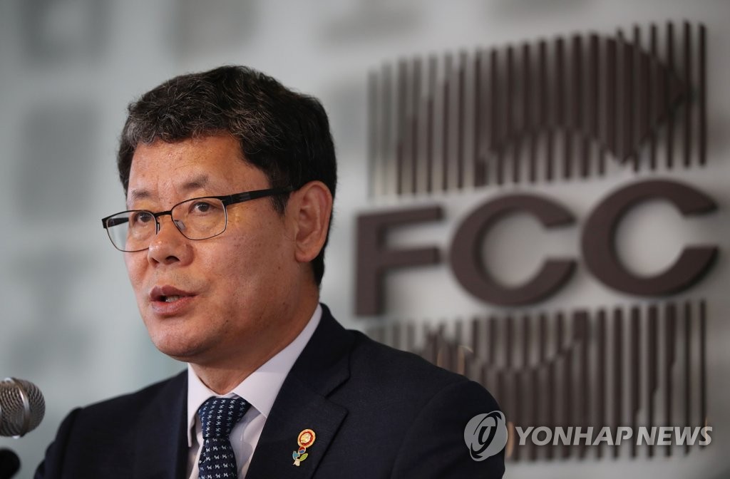 Unification Minister Kim Yeon-chul speaks to foreign journalists in Seoul on June 4, 2019. (Yonhap)