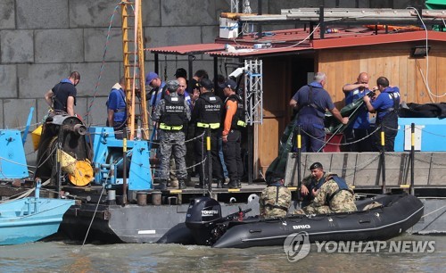 South Korean and Hungarian workers prepare to go into the waters in the Danube River on June 4, 2019, to search for missing victims in last week's sinking of a tourist boat in Budapest. (Yonhap) 