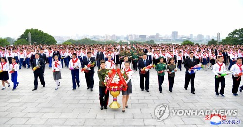 N. Korean children pay tribute to former leaders