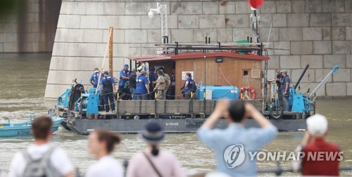 기약없는 인양 크레인…묵묵히 인양준비 속 수심 체크에 '한숨'