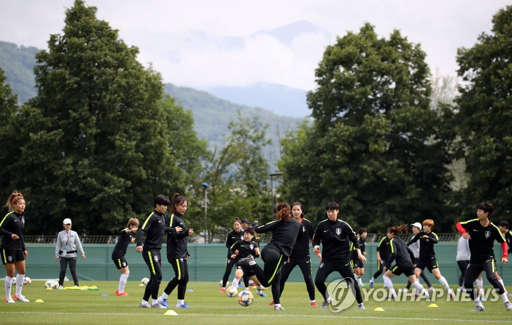 South Korean players train at Stade Benoit Frachon in Grenoble, France, on June 9, 2019, ahead of their second Group A match against Nigeria at the FIFA Women's World Cup. (Yonhap)