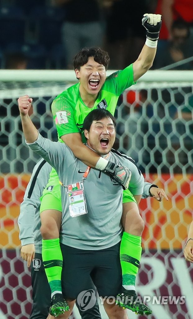 South Korean goalkeeper Lee Gwang-yeon gets a piggyback ride from his goalkeeper coach Kim Dae-hwan after beating Ecuador 1-0 in the semifinals of the FIFA U-20 World Cup at Lublin Stadium in Lublin, Poland, on June 11, 2019. (Yonhap)