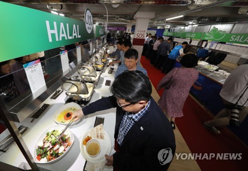 地元の味からハラル食まで　世界水泳選手村のメニュー試食会＝韓国・光州