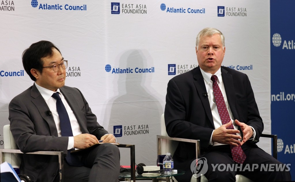 Lee Do-hoon (L) and Stephen Biegun (R), the nuclear envoys of South Korea and the U.S., respectively, speak during a forum in Washington D.C. on June 19, 2019. (Yonhap)